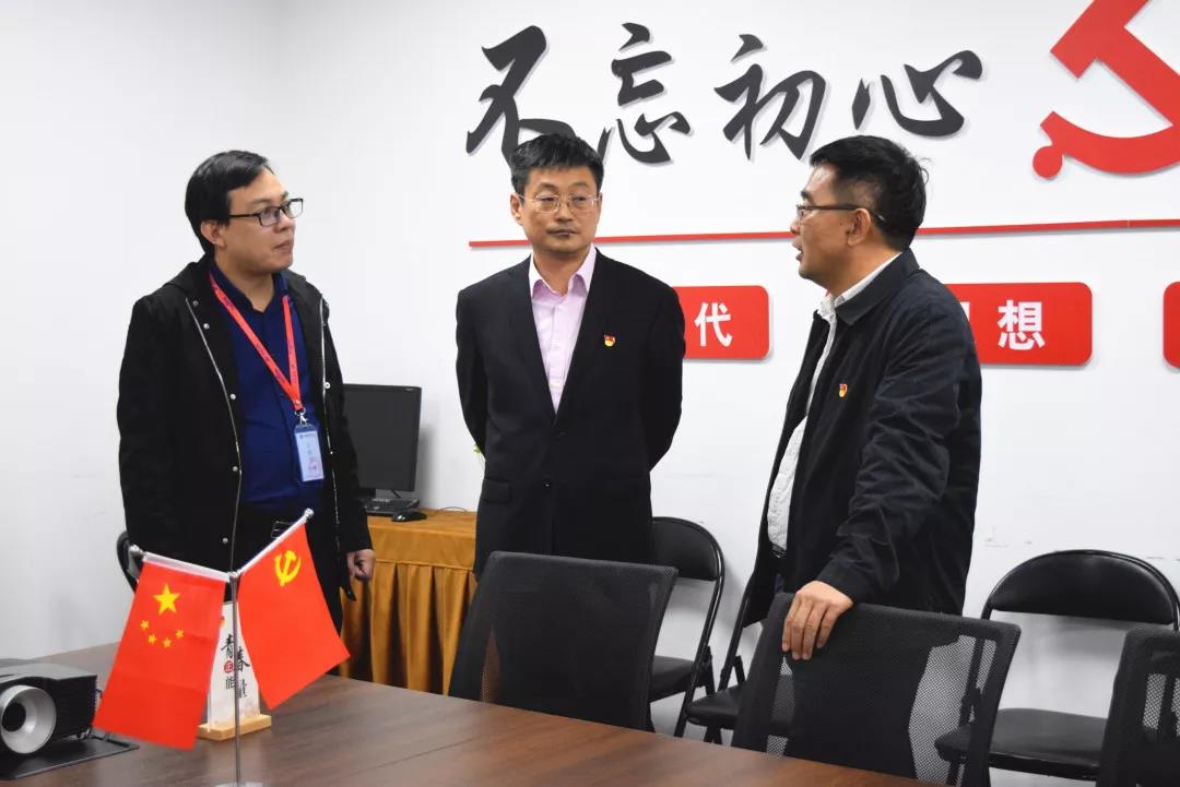 中共安陽(yáng)市委網(wǎng)信辦主任路玉軍、副主任王曉萌等一行人蒞臨安陽(yáng)青峰網(wǎng)絡(luò)指導(dǎo)工作