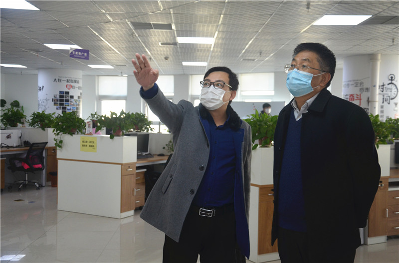 中共安陽市委統(tǒng)戰(zhàn)部副部長、市工商聯(lián)黨組書記郭洪俠一行調(diào)研安陽青峰防疫工作和復工復產(chǎn)情況
