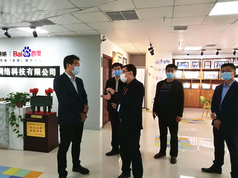 安陽(yáng)市商務(wù)局副局長(zhǎng)張躍勇，攜同天津伍創(chuàng)電子商務(wù)有限公司李富民一行蒞臨安陽(yáng)青峰網(wǎng)絡(luò)參觀指導(dǎo)??！